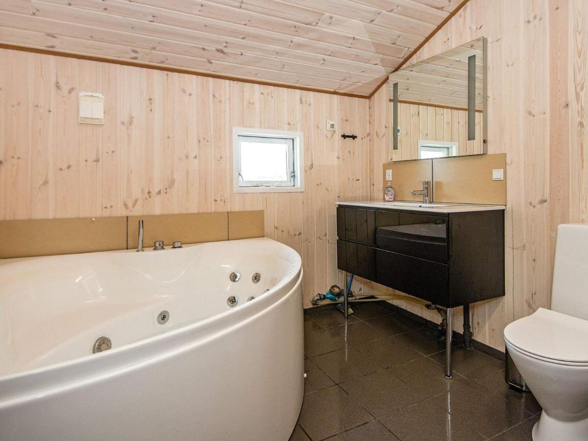 8 Person Holiday Home In Hejls Exteriör bild