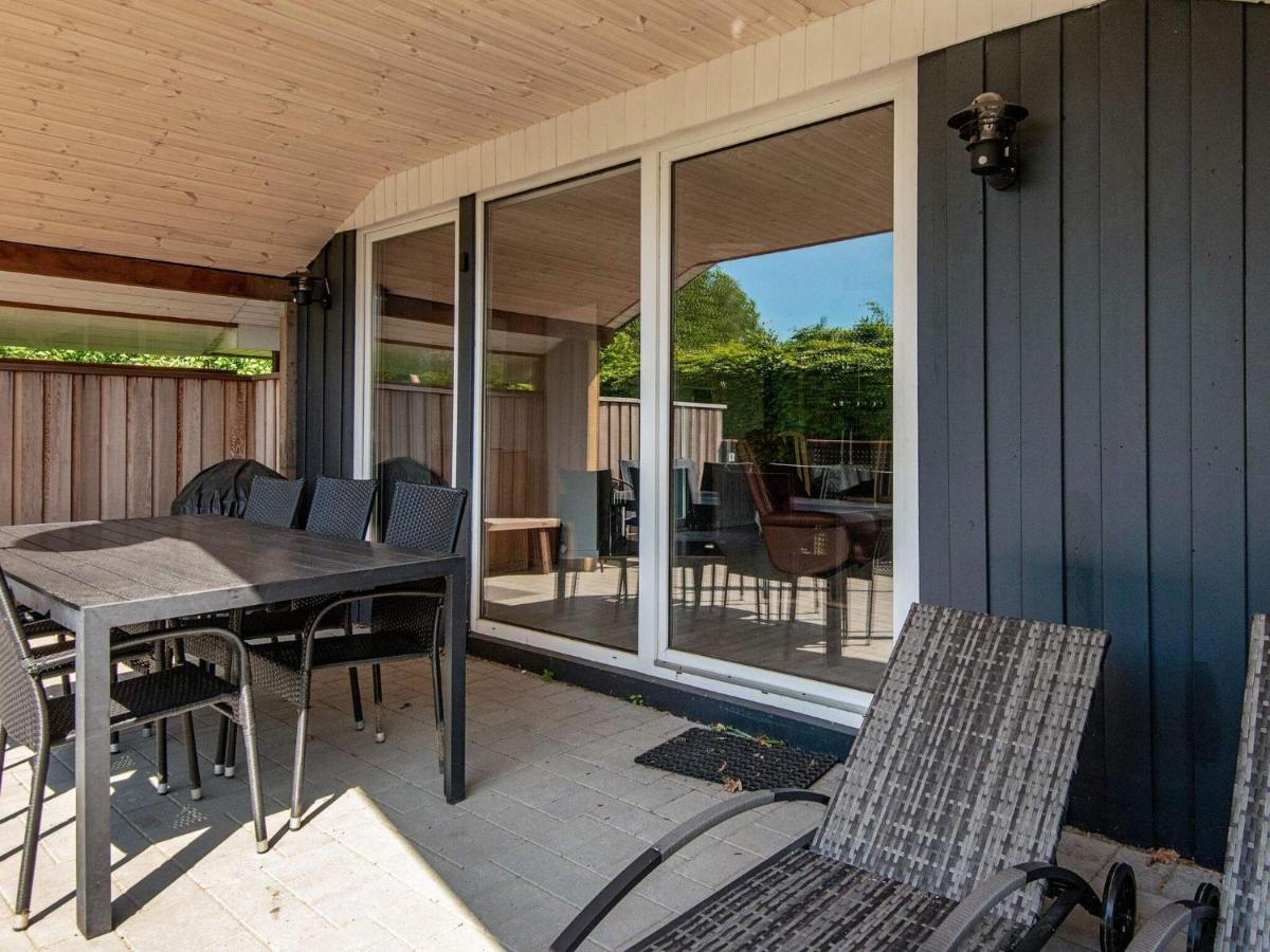8 Person Holiday Home In Hejls Exteriör bild