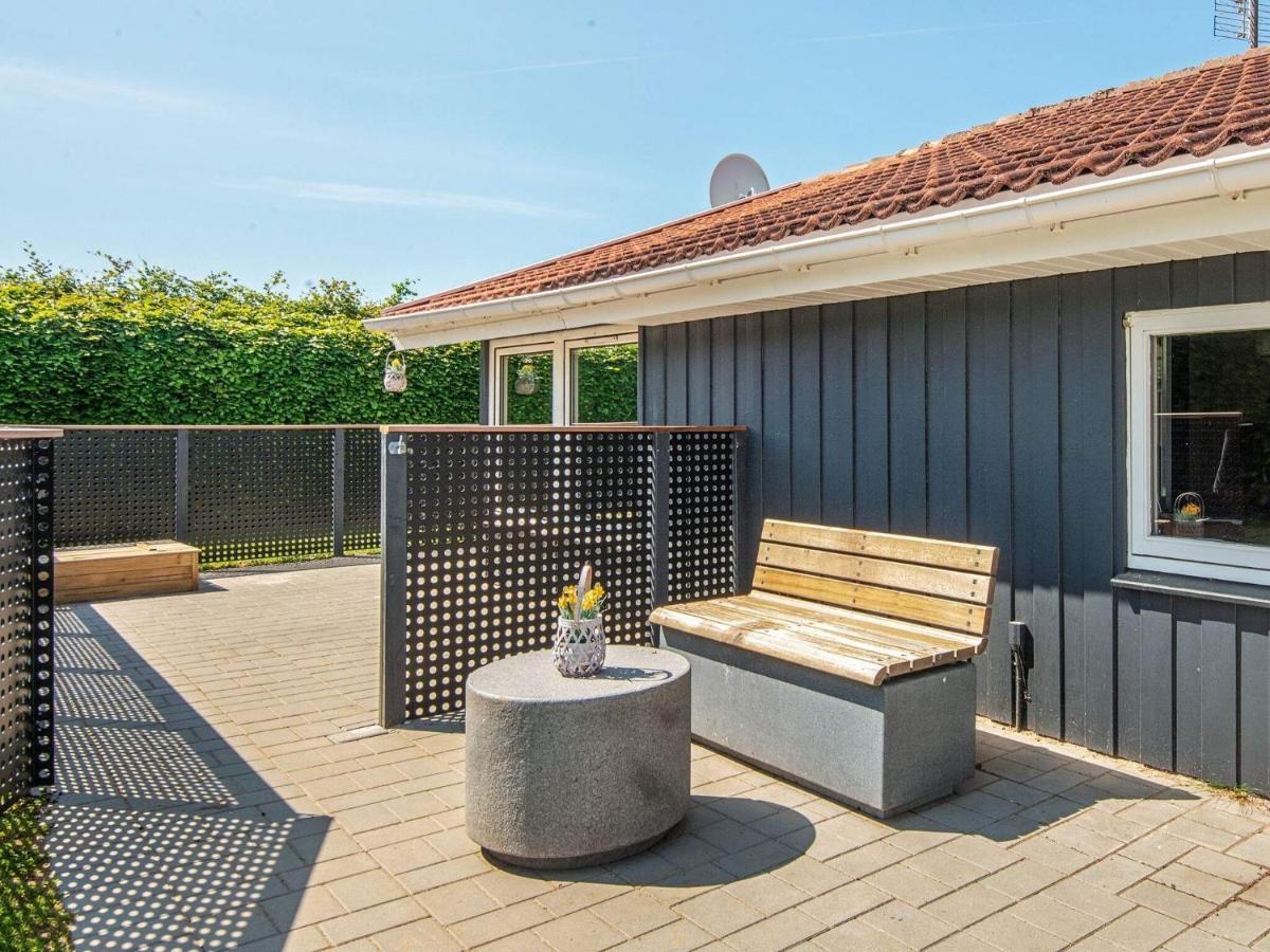 8 Person Holiday Home In Hejls Exteriör bild